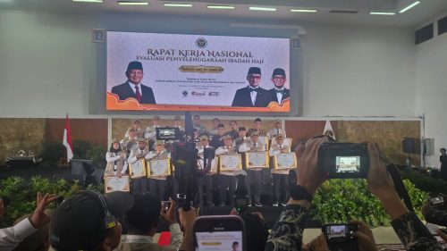 Foto bersama penerima penghargaan pada Rakernas Evaluasi Penyelenggaraan Ibadah Haji 2026 di Asrama Haji Jakarta.